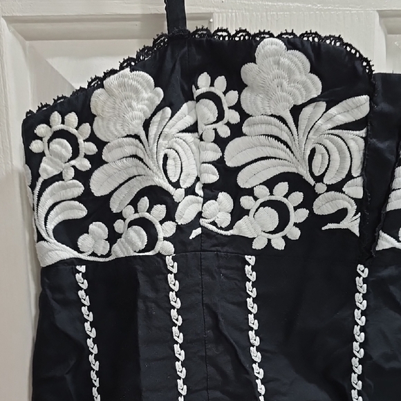 Black and White Floral Embroidered Top - Picture 3 of 11